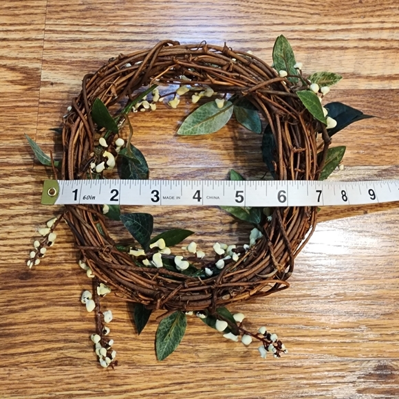 Small Farmhouse White Berry Wreath Grapevine Ring - Picture 4 of 5